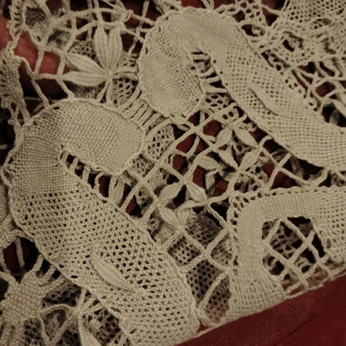 Vintage trousseau doilies like new, set of 8 with intricate work