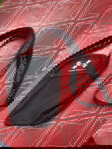 Under Armoum τσαντάκι