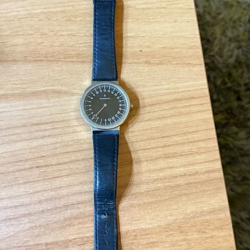 Seizmond men's watch used with one hand and 24-hour dial
