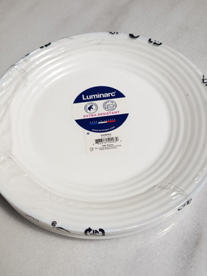 Set of 6 shallow white opaline plates new