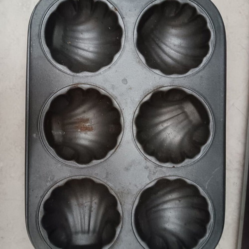 Cupcake pan used in shell shape