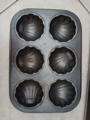 Cupcake pan used in shell shape