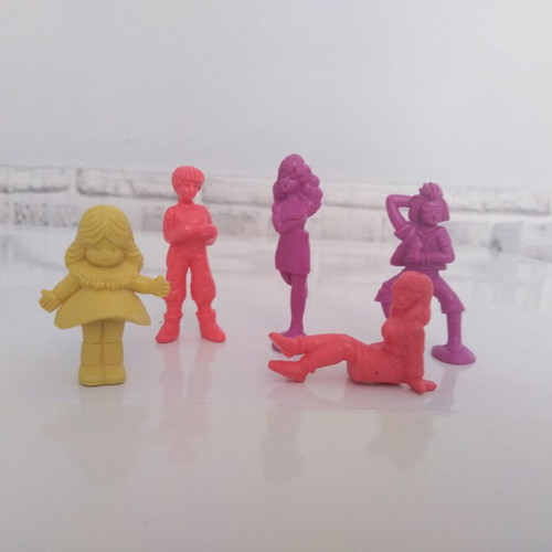 Miniature figures pack of 5, like new, colorful collectible set