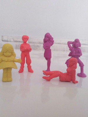 Miniature figures pack of 5, like new, colorful collectible set