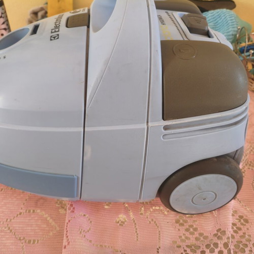 Electrolux CL23 vacuum cleaner 1600W like new