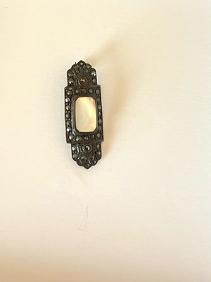 Art Deco brooch with mother of pearl and marcasite stones, like new