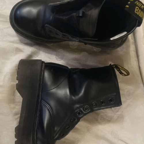 Youth women's black leather boots like new, size 36