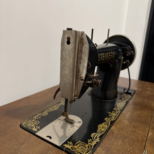 Antique Sewing Machine Table like new, functional from 1960