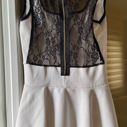 Sleeveless blouse with lace back and discreet ruffle, like new, size M