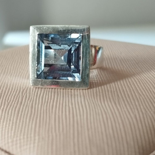 Silver ring with blue transparent stone like new, size 17.5 mm