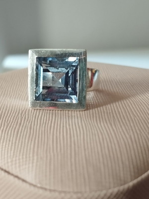 Silver ring with blue transparent stone like new, size 17.5 mm