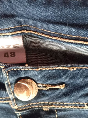 Jeans with rhinestones on pockets like new, blue
