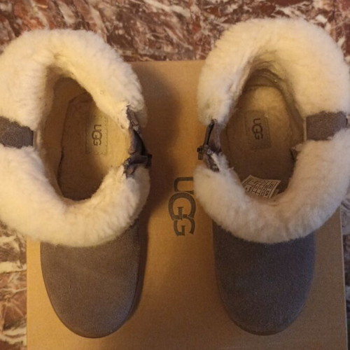 Ugg boot like new, size 28.5, very warm