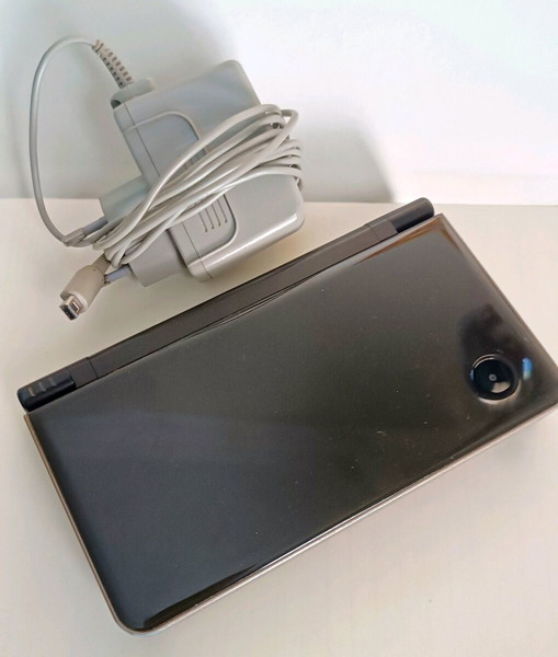 Nintendo DSi XL & Αυθεντικός φορτιστής