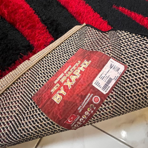 Shaggy 3D rug like new with three-dimensional wavy red and black design