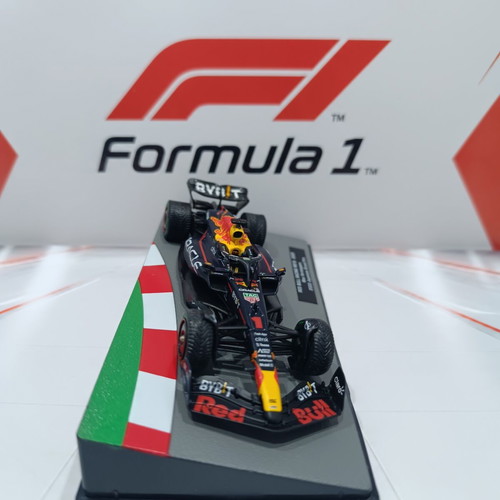 Red Bull Racing RB18 #1 Max Verstappen Japanese GP 2022 Champion Diecast 1:43 like new