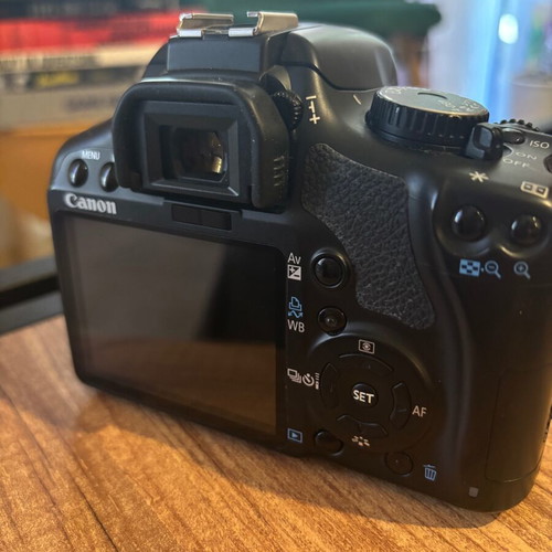 Canon EOS 450D camera used with charger and straps