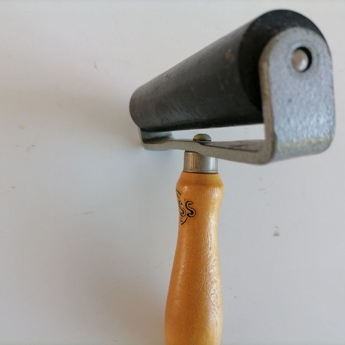 Printing roller used with wooden handle and rubber cylinder