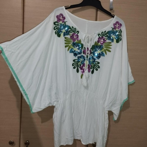 White kaftan with embroidered flowers like new, one size up to XL