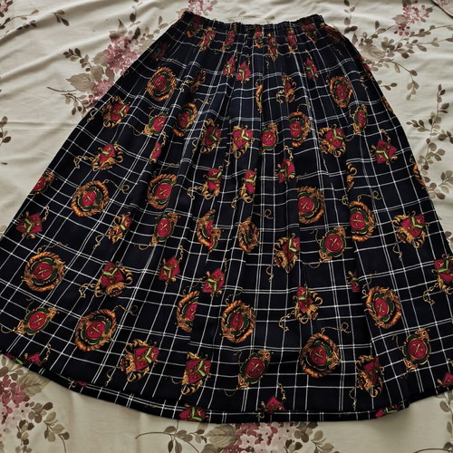 Vintage pleated skirt with elastic waist and baroque pattern S-M