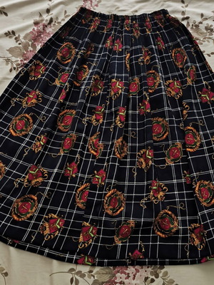 Vintage pleated skirt with elastic waist and baroque pattern S-M
