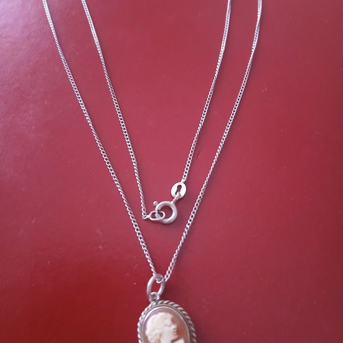 Small cameo in 925 silver with silver chain, like new