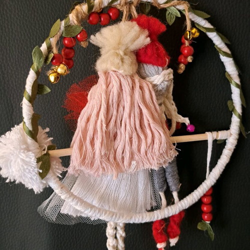 Macrame couple new with gift, 17cm diameter