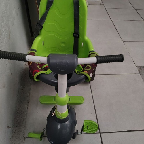 Children's tricycle like new with two compartments and like new wheels