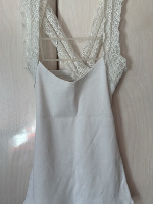 Regalinas top like new, white, elastic fabric