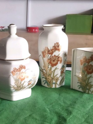 Japanese porcelain set new with 3 decorative pieces