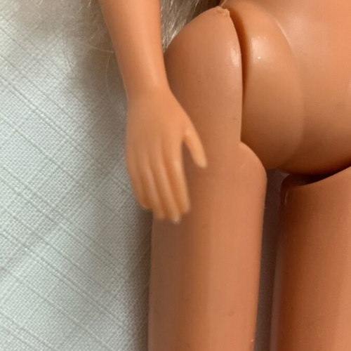 Doll used with one detachable leg, clean and fragrant hair