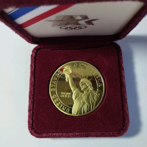 USA gold medal in official velvet case like new