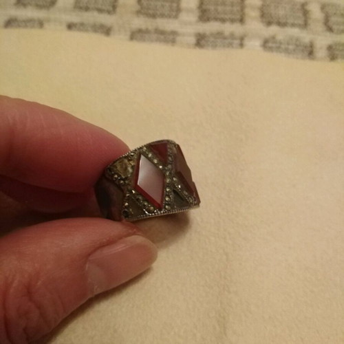 Ring used with dark bordeaux color and unique stone cut