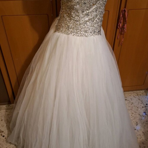 Romantic Wedding Dress Size S-M White Like New with Veil and Storage Case