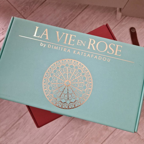 La vie en rose boxes like new, pack of 3