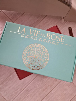 La vie en rose boxes like new, pack of 3