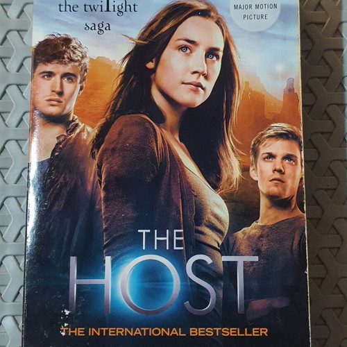 The Host by Stephenie Meyer English edition used
