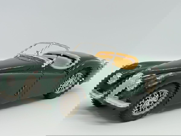Кола Jaguar XK 120 1949 Burago 1/24