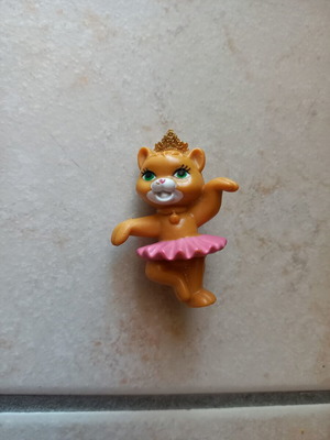 Barbie 12 Dancing Princesses like new
