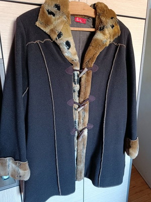 Women's coat with fur edges dark brown like new