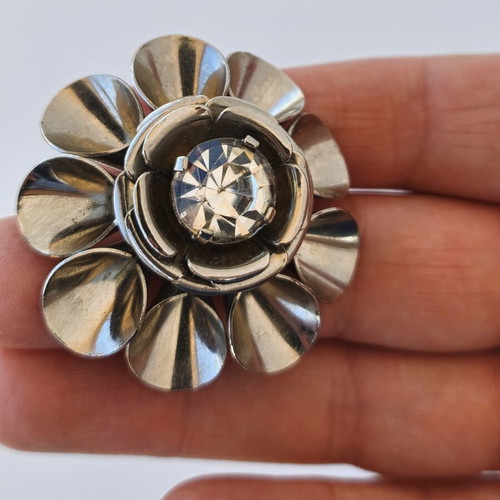 Vintage flower brooch with silver metal and rhinestone