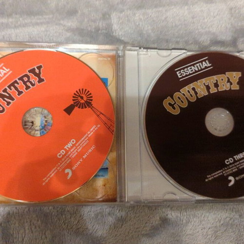 Country Essential 3 CD used, excellent condition