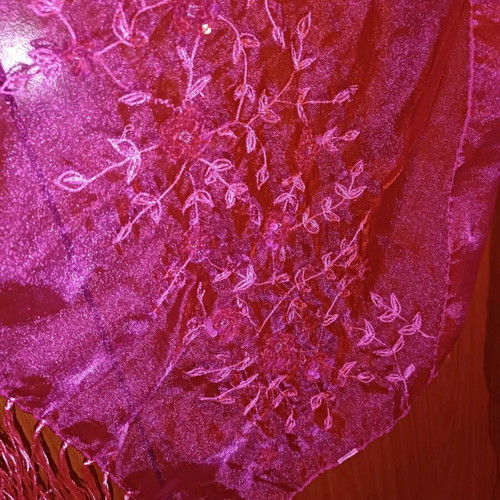 Scarf used with worn fringes