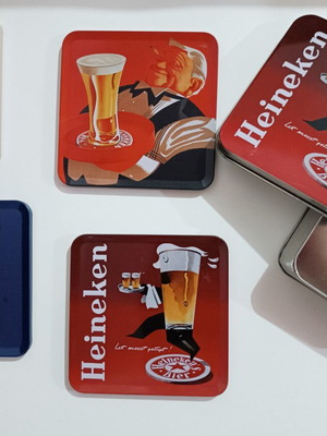 Σετ μεταλλικών σουβέρ Heineken μεταχειρισμένα, 4 τεμάχια με μεταλλική θήκη