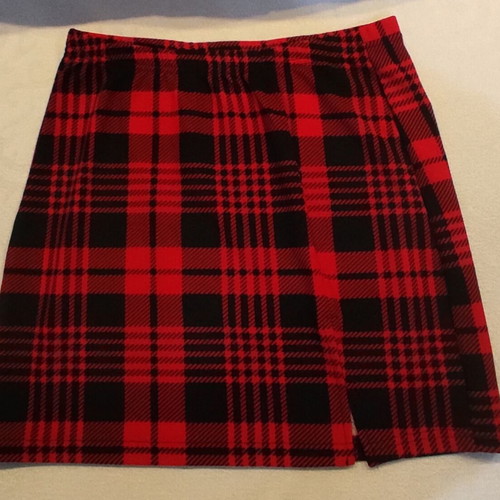 Mini skirts Shein like new, size S, black and red, set of 2