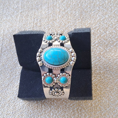 Bracelet cuff like new with turquoise and haolite stones