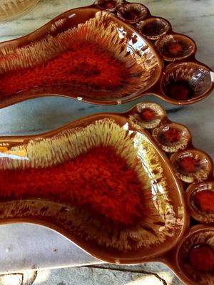 Ashtrays used, set of 2, 1980s foot design with 5 cigarette rests each