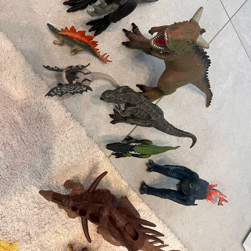 Dinosaur figures like new set of 9, 2 with sound