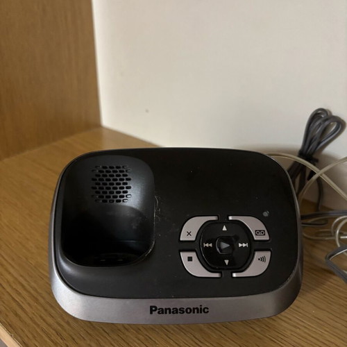 Panasonic cordless phone like new with speakerphone and multiple functions