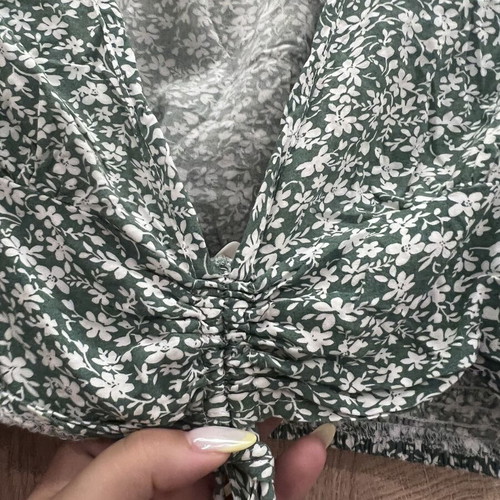 Floral crop top Shein like new, sage green with ruffle sleeves